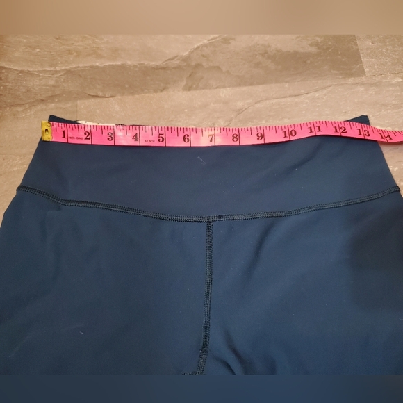 Lululemon reversible pants. Blur. Grey and yellow flowers on a side. Size 6. 32" - Picture 13 of 15